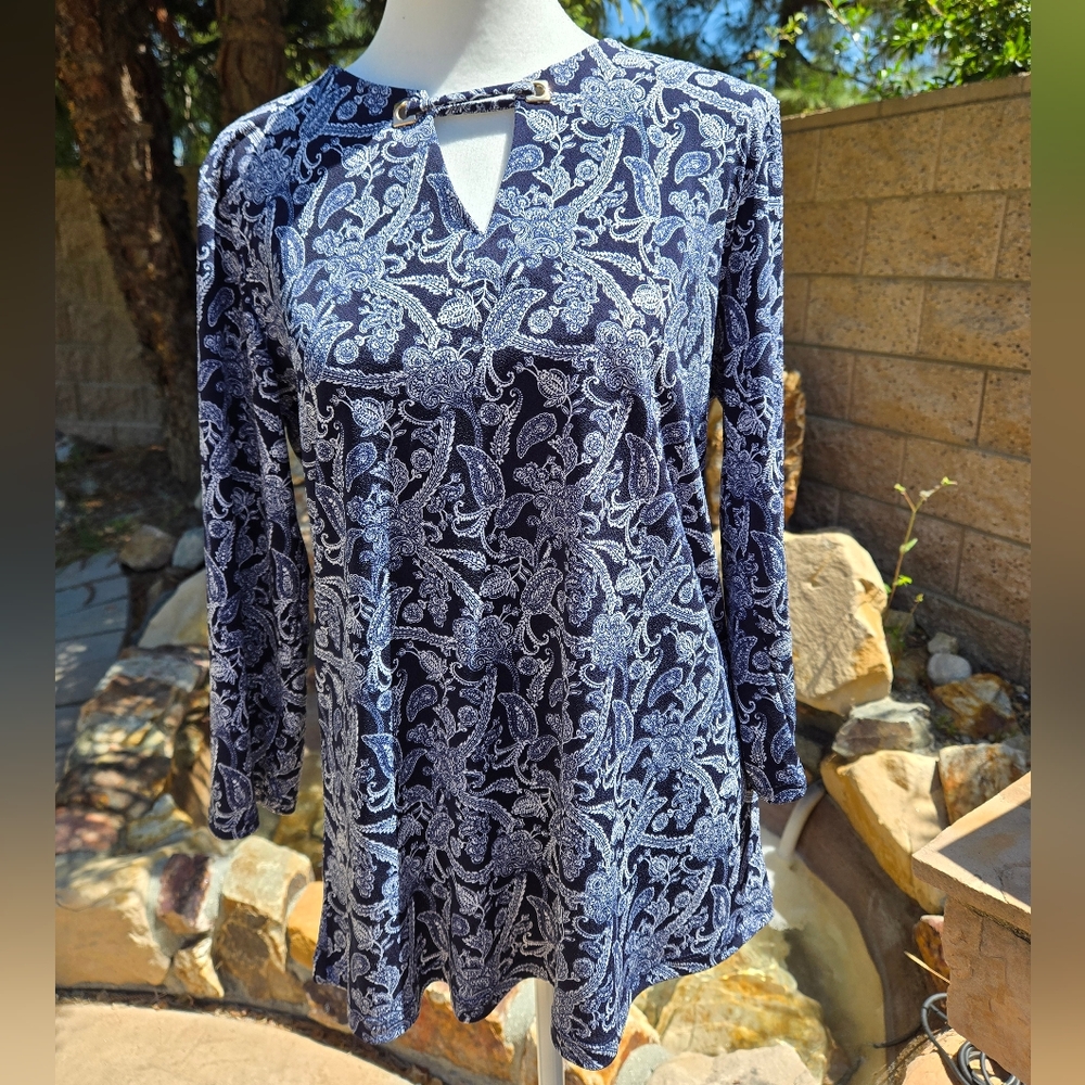 NWOT Magnolia Grace  Blue and White Paisely Tunic with Keyhole Neckline